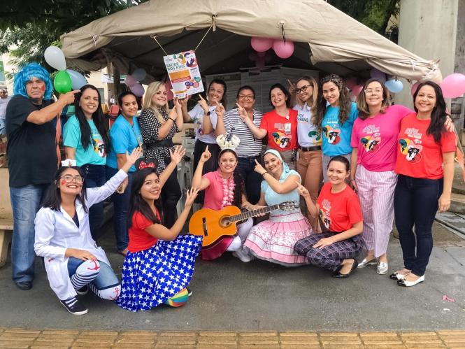 A Fundação Santa Casa que tem o Centro de referência em Terapia Renal Substitutiva Pediátrica, realizou uma programação especial nesta quinta-feira,14, com a participação de médicos, terapeutas ocupacionais, nutricionistas, psicólogos, assistentes sociais e a equipe de humanização do hospital. Data em que se celebra o Dia Mundial do Rim. A ação teve como temática: “Saúde dos rins para todos”, uma forma de alertar sobre a prevenção e os cuidados no trato com a saúde dos rins. Segundo estudos uma em cada dez pessoas no mundo tem doença renal. Anualmente milhões de pessoas morrem devido a complicações relacionadas à Doença Renal Crônica (DRC).

FOTO: ASCOM / SANTA CASA
DATA: 14.03.2019
BELÉM - PA <div class='credito_fotos'>Foto: ASCOM / SANTA CASA   |   <a href='/midias/2019/originais/fb7102b0-321a-49b1-915a-9de48a347adf.jpg' download><i class='fa-solid fa-download'></i> Download</a></div>