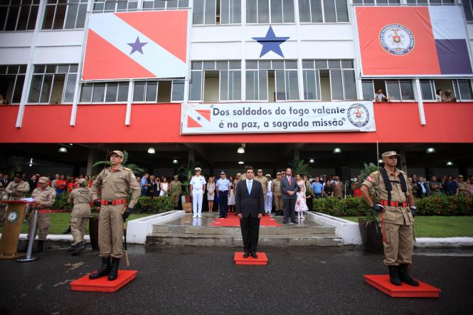 O governador Helder Barbalho empossou, na tarde desta sexta-feira (11), em Belém, o novo comandante-geral do Corpo de Bombeiros do Pará, Coronel QOBM Hayman Apolo Gomes de Souza, que também assumiu a coordenação da Defesa Civil Estadual. Até então, o Coronel Hayman – que tem 49 anos de idade e 26 anos de serviços prestados ao Corpo de Bombeiros – exercia a função de diretor de serviços técnicos da corporação.  

FOTO: THIAGO GOMES/ AG. PARÁ
DATA: 12.01.2019
BELÉM - PARÁ <div class='credito_fotos'>Foto: Thiago Gomes /Ag. Pará   |   <a href='/midias/2019/originais/fbb49606-857b-40dc-98f4-8a89d9348d20.jpg' download><i class='fa-solid fa-download'></i> Download</a></div>
