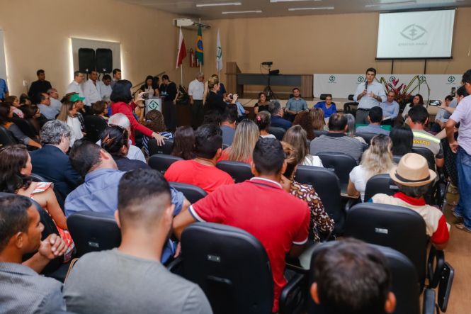 O município de Marituba, na Região Metropolitana de Belém (RMB), deverá ganhar, em breve, um complexo cultural, de lazer, turismo e negócios, a ser construído por meio de uma parceria entre a Prefeitura local e o governo do Estado. O primeiro passo para a implementação do projeto foi dado na tarde desta quarta-feira (17), quando o governo do Estado oficializou a cessão de uma área que pertencia à Empresa de Assistência Técnica e Extensão Rural do Estado (Emater-PA) para a gestão municipal. O ato contou com a participação do governador Helder Barbalho, de secretários estaduais e de representantes do município, que se reuniram no auditório da Emater, no KM-12 da Rodovia BR-316.

FOTO: MARCELO SEABRA ;/ AGÊNCIA PARÁ
DATA: 17.04.2019
MARITUBA - PARÁ <div class='credito_fotos'>Foto: Marcelo Seabra / Ag. Pará   |   <a href='/midias/2019/originais/fbbead3b-c34c-41c1-8919-651b9749a8df.jpg' download><i class='fa-solid fa-download'></i> Download</a></div>