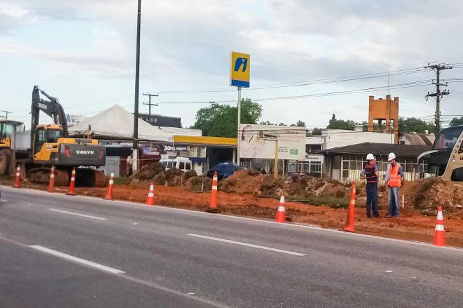 Quem trafega pela BR-316 já percebeu que a rodovia está em obras. Algumas mudanças no trânsito também estão sendo feitas, mas não atingem significativamente a população. São as obras de requalificação dos primeiros 10.8 km da via que segue com o cronograma de trabalho conforme o previsto. Nesses primeiros três meses estão sendo feitos o remanejamento dos postes que estão dentro da faixa de domínio da obra e a construção de quatro dos treze conjuntos de estações e passarelas, exatamente nos trechos dos quilômetros 3, 6, 7 e 9.

FOTO: DIVULÇAÇÃO
DATA: 13.03.2019
BELÉM - PA <div class='credito_fotos'>Foto: Divulgação   |   <a href='/midias/2019/originais/fbc55d4f-d5ed-4324-b787-3eedd636b659.jpg' download><i class='fa-solid fa-download'></i> Download</a></div>