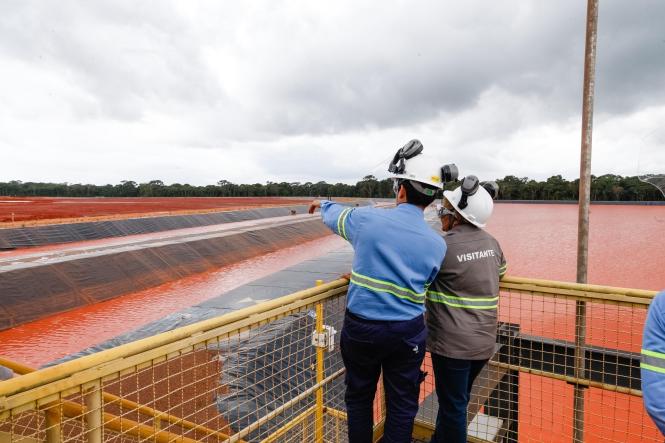Equipes da Secretaria de Meio Ambiente e Sustentabilidade (Semas) vistoriaram, em Barcarena, a refinaria Alunorte - Alumina Norte do Brasil S.A, nesta sexta-feira (5). A visita técnica foi em caráter extraordinário após a forte chuva de ontem no município.

FOTO: FERNANDO ARAÚJO / AGÊNCIA PARÁ
DATA: 05.04.20189
BARCARENA - PARÁ <div class='credito_fotos'>Foto: Fernando Araújo/Ag. Pará   |   <a href='/midias/2019/originais/fbedbd5b-38d3-4ff8-a918-1dcdafb4b2ea.jpg' download><i class='fa-solid fa-download'></i> Download</a></div>