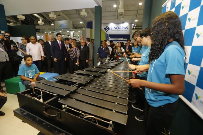 Homenageado com a medalha do Mérito Industrial Simão Miguel Bitar durante a abertura da 14ª edição da Feira da Indústria do Pará (Fipa), nesta quarta-feira (15), no Hangar - Centro de Convenções, o governador Helder Barbalho anunciou, à ocasião, ações que devem modificar o cenário econômico do Estado a longo prazo. 

FOTO: MARCELO SEABRA/ AG. PARÁ
DATA: 15.05.2019
BELÉM - PARÁ <div class='credito_fotos'>Foto: Marcelo Seabra / Ag. Pará   |   <a href='/midias/2019/originais/fc1bebeb-866b-443d-a3a1-c9b36c30bbba.jpg' download><i class='fa-solid fa-download'></i> Download</a></div>