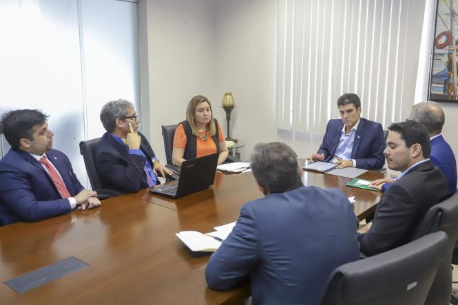 O Governo do Pará vai criar um Grupo de Trabalho (GT) para tratar, especificamente, de obras paralisadas em todo o território paraense, sobretudo na área de saneamento, e cujos recursos foram repassados ao Estado pela Fundação Nacional de Saúde (Funasa). O governador Helder Barbalho reuniu-se, na tarde desta terça-feira (7), com o superintendente estadual da Fundação, José Raimundo Cardoso, no Palácio do Governo, e determinou a implantação do GT, que deve avaliar as mais de 50 obras sem continuação.

FOTO: MARCO SANTOS / AGÊNCIA PARÁ
DATA: 07.05.2019
BELÉM - PARÁ <div class='credito_fotos'>Foto: Marco Santos / Ag. Pará   |   <a href='/midias/2019/originais/fc385c1e-37c7-457e-b8fc-7594a84f2847.jpg' download><i class='fa-solid fa-download'></i> Download</a></div>