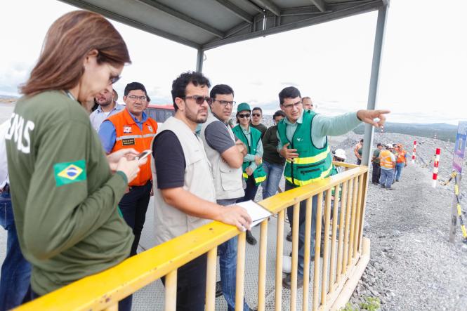O titular da Secretaria Estadual de Meio Ambiente e Sustentabilidade (Semas), Mauro O´de Almeida, acompanhou nesta quarta (13) e quinta-feira (14) a vistoria de técnicos da Semas às barragens da Mina Sossego, em Canaã dos Carajás. A Defesa Civil Estadual, representada pelo Tenente Coronel Jayme Benjó, também integra a equipe, como participante do Grupo de Trabalho de Segurança em Barragens criado pelo governo do estado. 

FOTO: MAYCON NUNES / AGÊNCIA PARÁ
DATA: 13.03.2019
CANAÃ DOS CARAJÁS - PA <div class='credito_fotos'>Foto: Maycon Nunes / Ag. Pará   |   <a href='/midias/2019/originais/fc3c3c78-f0f9-4896-b78f-d5c7636b5daa.jpg' download><i class='fa-solid fa-download'></i> Download</a></div>