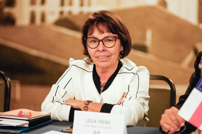 O vice-governador do Estado, Lúcio Vale, encerrou na tarde desta sexta-feira (12), em Belém, o Encontro de Secretários de Educação da Região Norte, realizado durante todo o dia em um hotel, no bairro do Marco. Durante o debate, os secretários elaboraram uma carta, direcionada ao Ministério da Educação (MEC), expondo as dificuldades da região e solicitando à União um olhar diferenciado para a Amazônia, no que se refere aos repasses para a educação. “Tenho acompanhado de perto a realidade da nossa educação, e sabemos que da forma como está não dá para continuar. Nosso governo tem nessa uma das suas prioridades. Mas, sem dúvida, precisa contar com o apoio da União para fazer frente aos seus desafios”, ressaltou o vice-governador.

FOTO: MARCELO SEABRA / AGÊNCIA PARÁ
DATA: 12.04.2019
BELÉM - PARÁ <div class='credito_fotos'>Foto: Marcelo Seabra / Ag. Pará   |   <a href='/midias/2019/originais/fc6dbc4d-b0a9-460b-a1e7-e2c0258dcc63.jpg' download><i class='fa-solid fa-download'></i> Download</a></div>