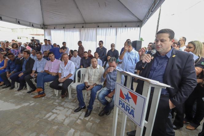 O governador do Estado, Helder Barbalho, entregou neste sábado (2), a nova delegacia do município de Jacundá e um posto de identificação no município do sudeste do Pará. O espaço passou por uma reforma completa, que foi realizada com recursos do Fundo de Investimento em Segurança Pública (FISP), com custo total de R$ 987.633,15.

FOTO: MARCO SANTOS/AG. PARÁ
DATA: 31.01.2019
JACUNDÁ - PARÁ <div class='credito_fotos'>Foto: Marco Santos / Ag. Pará   |   <a href='/midias/2019/originais/fc797638-7282-4d60-a2cd-f205d40e7ddb.jpg' download><i class='fa-solid fa-download'></i> Download</a></div>