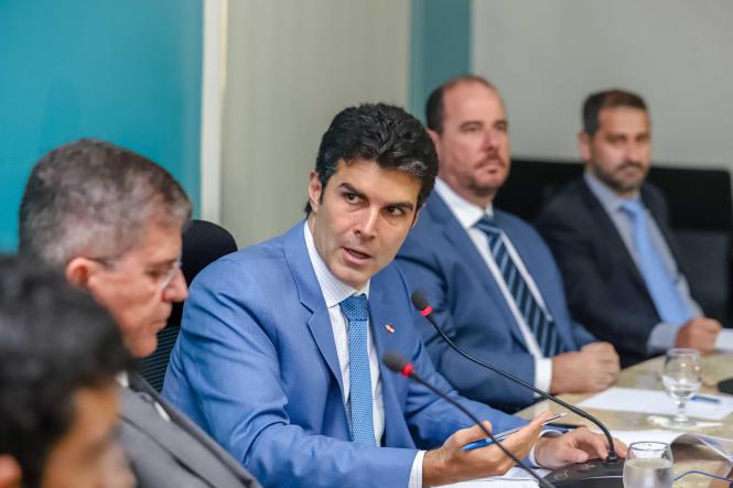 O general Guilherme Theophilo, titular da Secretaria Nacional de Segurança Pública (Senasp), desembarcou hoje ao Pará e apresentou ao governador Helder Barbalho e representantes dos órgãos do Sistema de Segurança Pública (SISP) o Programa Nacional de Enfrentamento à Criminalidade Violenta, que terá início nos próximos meses e, assim como ocorre no planejamento do governo do Pará, o programa federal também une o uso das forças policiais com ações de governo que efetivamente atuem no prevenção à criminalidade. A reunião teve ainda a participação de representantes dos poderes legislativos estadual e federal, e da Prefeitura de Ananindeua, um dos 7 municípios escolhidos pelo Governo Federal para receber o programa nacional.

FOTO: MARCO SANTOS / AGÊNCIA PARÁ
DATA: 07.03.2019
BELÉM - PA <div class='credito_fotos'>Foto: Marco Santos / Ag. Pará   |   <a href='/midias/2019/originais/fc7b4584-421a-43fd-b1b3-b3ad89587f8f.jpg' download><i class='fa-solid fa-download'></i> Download</a></div>