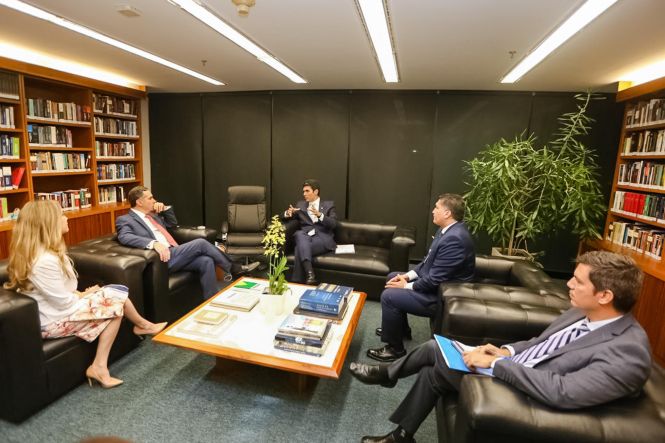 Em audiência realizada na tarde desta quarta-feira (8), em Brasília (DF), com o ministro Luís Roberto Barroso, do Supremo Tribunal Federal (STF), o governador Helder Barbalho solicitou a revisão da suspensão da cobrança da taxa hídrica, com base em decreto que reduziu a alíquota de 0,5% para 0,2%. A audiência, realizada na sede do STF, foi solicitada pelo governador do Pará com o objetivo de sensibilizar o magistrado, que concedeu a liminar em dezembro passado após ação movida pela Confederação Nacional da Indústria (CNI), alegando abusividade nos percentuais cobrados.

FOTO: TÉRCIO RIBEIRO
DATA: 08.05.2019
BRASÍLIA - DF <div class='credito_fotos'>Foto: TÉRCIO RIBEIRO / DIVULGAÇÃO   |   <a href='/midias/2019/originais/fc973c6d-a496-4684-8ad2-1cc42470ee75.jpg' download><i class='fa-solid fa-download'></i> Download</a></div>