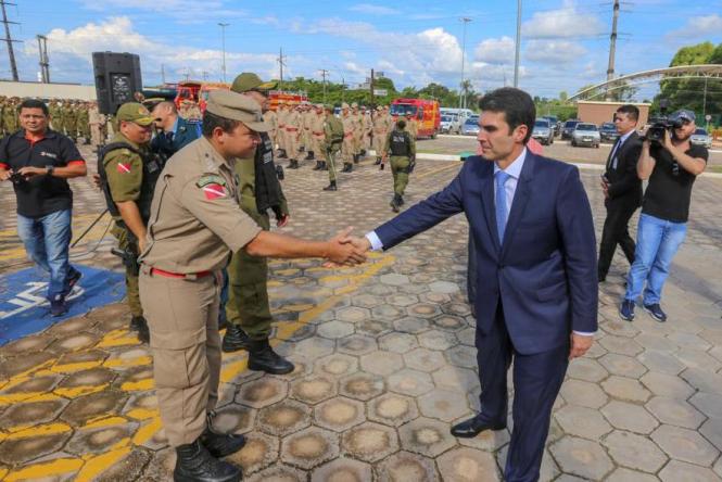 O novo Governador do Pará, Helder Barbalho (foto), participou na tarde desta terça-feira, 1° de janeiro, de ato solene na cidades de Marabá, marcando o início da sua gestão à frente do Estado do Pará.

FOTO: MARCO SANTOS
DATA: 01.01.2019
MARABÁ - PARÁ <div class='credito_fotos'>Foto: MARCO SANTOS   |   <a href='/midias/2019/originais/fca9340c-5a41-4a5c-8cab-2c126c690b95.jpg' download><i class='fa-solid fa-download'></i> Download</a></div>