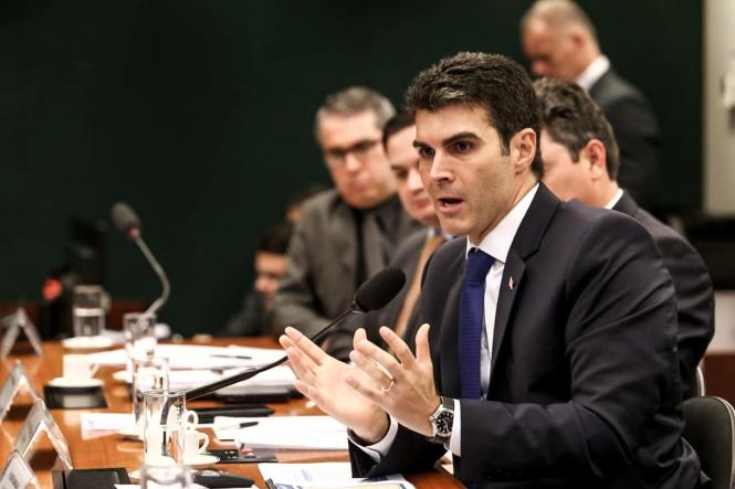 Na tarde desta terça-feira (9), o governador Helder Barbalho participa, em Brasília, de audiência pública que discutirá as “As ameaças de revogação da Lei Kandir e seus impactos para a economia brasileira." A reunião ordinária será na Comissão de Finanças e Tributação da Câmara dos Deputados. Participam do encontro ainda Renato Conchon, coordenador do núcleo econômico da CNA; Germano Stevens, diretor-geral da União Nacional dos Legisladores e Legislativos Estaduais; Rogério dos Santos Croscato, representante da Organização das Cooperativas Brasileiras.

FOTO: JAILSON SAM
DATA: 09.04.2019
BRASÍLIA - DF <div class='credito_fotos'>Foto: Jailson Sam / Divulgação   |   <a href='/midias/2019/originais/fcd02b17-a596-4730-8d32-d145425a67db.jpg' download><i class='fa-solid fa-download'></i> Download</a></div>