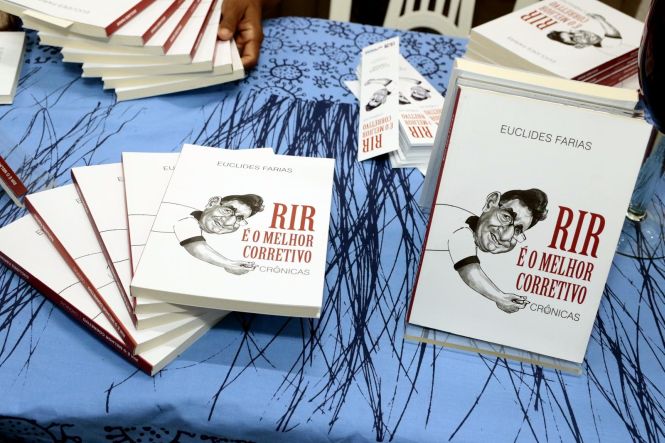 O lançamento do livro póstumo “Rir é o melhor corretivo”, do jornalista Euclides Farias, que morreu em agosto do ano passado prestes a completar 60 anos, movimentou a Casa da Linguagem, em Belém, na noite desta quarta-feira (8). A obra reúne 45 crônicas. O evento teve ainda um show de MPB com o percussionista Paulinho Assumpção e Banda, e a exposição das ilustrações da obra, de autoria do cartunista J. Bosco Azevedo, e de fotografias que Euclides Farias produziu por hobby.

FOTO: RICARDO AMANAJÁS / AGÊNCIA PARÁ
DATA: 09.05.2019
BELÉM - PARÁ <div class='credito_fotos'>Foto: Ricardo Amanajás / Ag. Pará   |   <a href='/midias/2019/originais/fcd193d2-00db-41c7-a803-12de3e200455.jpg' download><i class='fa-solid fa-download'></i> Download</a></div>