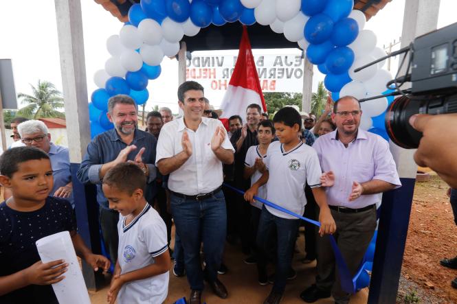Seguindo a agenda do Governo por Todo o Pará, no oeste paraense, o governador Helder Barbalho reinaugurou, no início da tarde de sexta-feira (22), no município de Trairão, a Escola Estadual de Ensino Fundamental e Médio Deputado Everaldo Martins, que atende cerca de 950 estudantes. 

FOTO: JADER PAES / AG. PARÁ
DATA: 23.03.2019
TRAIRÃO - PARÁ <div class='credito_fotos'>Foto: JADER PAES / AGÊNCIA PA   |   <a href='/midias/2019/originais/fced7bda-b9df-4eaa-918f-b405e8c5178e.jpg' download><i class='fa-solid fa-download'></i> Download</a></div>