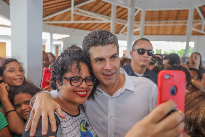 Construída por meio de um convênio firmado entre a Prefeitura e o governo do Estado, no valor de R$ 984.663,51, a Escola Estadual Magalhães Barata foi inaugurada na tarde desta quinta-feira (18), na comunidade de Ariri, zona rural de Colares, município do nordeste paraense.

FOTO: MARCO SANTOS / AGÊNCIA PARÁ
DATA: 18.04.2019
COLARES - PARÁ <div class='credito_fotos'>Foto: Marco Santos / Ag. Pará   |   <a href='/midias/2019/originais/fd02ce11-7cf6-4455-a78b-8f641adc6590.jpg' download><i class='fa-solid fa-download'></i> Download</a></div>