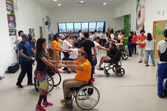 Superar as limitações, sentir mais leveza e elevar a autoestima. Esses foram alguns sentimentos vivenciados por dezenas de Pessoas com Deficiência (PcD), durante a atividade de dança oferecida pelo Centro Integrado de Inclusão e Reabilitação (CIIR) na tarde desta quarta-feira (30). A programação foi realizada pela equipe de “Arte & Cultura” em adesão ao “Janeiro Branco”, que tem a finalidade de alertar a população sobre a importância da manutenção e condições da saúde mental.

FOTO: ASCOM CIIR
DATA: 31.01.2019
BELÉM - PARÁ
 <div class='credito_fotos'>Foto: ASCOM CIIR   |   <a href='/midias/2019/originais/fd110d6f-2299-44a8-ac83-f5b52c3ceb0c.jpg' download><i class='fa-solid fa-download'></i> Download</a></div>