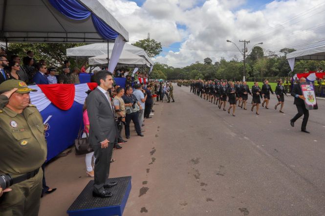 O patrono das Polícias Militares do Brasil, o alferes Joaquim José da Silva Xavier, o Tiradentes, foi homenageado na manhã desta segunda-feira (22), em Belém, em solenidade realizada na sede do Comando-Geral da Polícia Militar, localizado na Rodovia Augusto Montenegro. Presidindo a cerimônia, o governador do Estado, Helder Zaluth Barbalho, parabenizou os 569 policiais militares promovidos em 21 de Abril, e ressaltou os números alcançados nos três primeiros meses do ano, destacando como fator decisivo o esforço dos policiais militares e dos demais órgãos que integram o Sistema de Segurança Pública do Estado.

FOTO: MARCO SANTOS / AGÊNCIA PARÁ
DATA: 22.04.2019
BELÉM - PARÁ <div class='credito_fotos'>Foto: Marco Santos / Ag. Pará   |   <a href='/midias/2019/originais/fd13a821-f3ba-450a-b67c-53ee78803ca3.jpg' download><i class='fa-solid fa-download'></i> Download</a></div>