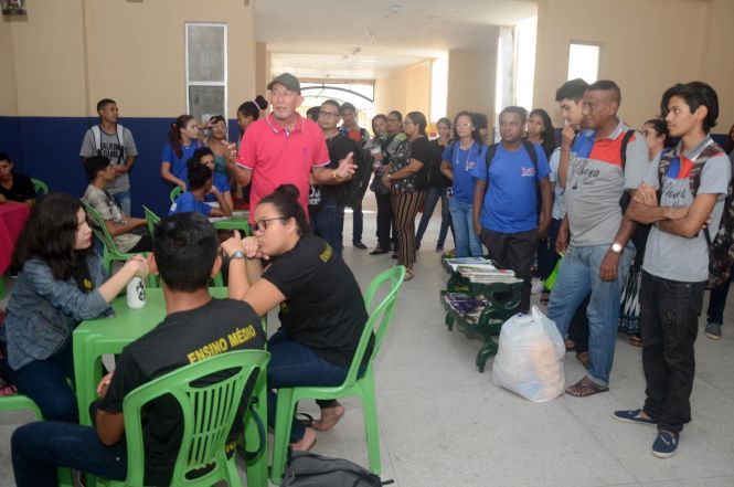 O Tribunal Regional do Trabalho da 8ª região (TRT8) iniciou, nesta quarta-feira (8) uma ação de combate ao trabalho infantil por meio da leitura, visando criar no aluno o hábito de ler e fazendo com que o tempo fora da escola seja ocupado de forma positiva. Com o nome “A Coruja vai aos Bairros”, o projeto vai ser implantado em Escolas Estaduais, Municipais e Comunidades Carentes da Região Metropolitana de Belém.

FOTO: ELISEU DIAS / ASCOM SEDUC
DATA: 09.05.2019
BELÉM - PARÁ <div class='credito_fotos'>Foto: Eliseu Dias / Ascom Seduc   |   <a href='/midias/2019/originais/fd804222-9e81-4b61-9ed0-d6b0220ac036.jpg' download><i class='fa-solid fa-download'></i> Download</a></div>
