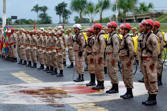 O governador Helder Barbalho empossou, na tarde desta sexta-feira (11), em Belém, o novo comandante-geral do Corpo de Bombeiros do Pará, Coronel QOBM Hayman Apolo Gomes de Souza, que também assumiu a coordenação da Defesa Civil Estadual. Até então, o Coronel Hayman – que tem 49 anos de idade e 26 anos de serviços prestados ao Corpo de Bombeiros – exercia a função de diretor de serviços técnicos da corporação.  

FOTO: THIAGO GOMES/ AG. PARÁ
DATA: 12.01.2019
BELÉM - PARÁ <div class='credito_fotos'>Foto: Thiago Gomes /Ag. Pará   |   <a href='/midias/2019/originais/fd8d74d3-578e-4a5e-9101-413f889bb298.jpg' download><i class='fa-solid fa-download'></i> Download</a></div>