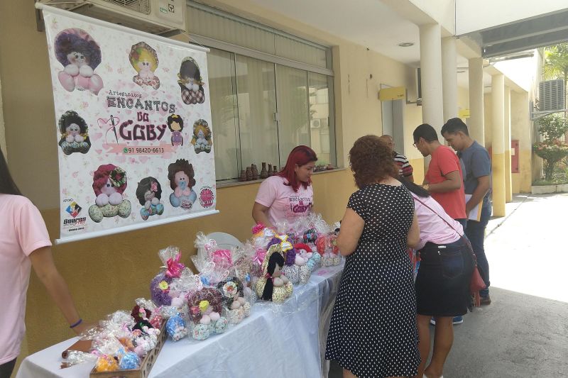 A I Feira Itinerante de Artesanato Paraense (Fiap) foi realizada durante a manhã desta sexta-feira (31), na sede da Secretaria de Estado de Administração (Sead), e reuniu 21 expositores oriundos das cidades de Belém, Santa Bárbara, Curuçá e região do Guajará. Durante essa primeira edição, foram vendidas 162 peças, entre produtos de biojoias, crochês, cerâmicas, cheiros do Pará, reciclados, sandálias com sementes, licores, entre outros.

FOTO: DIVULGAÇÃO
DATA: 31.05.2019
BELÉM - PARÁ <div class='credito_fotos'>Foto: Divulgação   |   <a href='/midias/2019/originais/fda9f06e-88ed-422c-b62e-bdf1c0cd9d8c.jpg' download><i class='fa-solid fa-download'></i> Download</a></div>