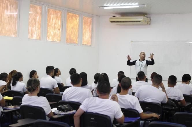 Cerca de 500 candidatos começaram as aulas na manhã desta segunda-feira, (11), para o curso de formação profissional de agente prisional, do concurso C-199 da Superintendência do Sistema Penitenciário do Estado (Susipe). O curso acontece no Instituto de Ensino de Segurança do Pará (IESP), em Marituba. No total, 498 candidatos classificados estão divididos em 14 turmas. 

FOTO: ASCOM / SUSIPE
DATA: 11.03.2019
BELÉM - PA <div class='credito_fotos'>Foto: ASCOM / SUSIPE   |   <a href='/midias/2019/originais/fdb8cae5-5ad1-4809-a444-3b8d9cd87a0b.jpg' download><i class='fa-solid fa-download'></i> Download</a></div>
