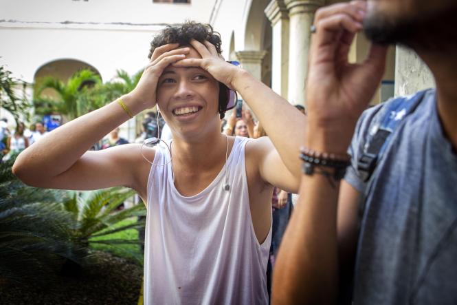 Em meio a batucadas, cores e brilhos, ficaram conhecidos os 3.650 aprovados no Processo Seletivo (Prosel) 2019 da Universidade do Estado do Pará (Uepa), na manhã desta sexta (25). No pátio da Reitoria, candidatos, pais, amigos e professores aguardavam ansiosos, junto às emissoras de rádio que fazem a leitura dos nomes.

FOTO: NAILANA THIELY / ASCOM UEPA
DATA: 25.01.2019
BELÉM - PARÁ <div class='credito_fotos'>Foto: Fernando Araújo/Ag. Pará   |   <a href='/midias/2019/originais/fdcb7f93-f00e-4324-949a-0fc861d3558c.jpg' download><i class='fa-solid fa-download'></i> Download</a></div>