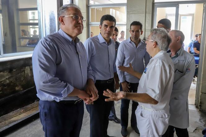 O governador do Estado e a primeira dama, Helder e Daniela Barbalho, consideraram inadequada e grave a situação estrutural e de atendimento do Hospital Ophir Loyola, durante visita na manhã desta terça-feira (12). A unidade de saúde é um centro de alta complexidade em oncologia no Pará e referência em neurocirurgia, nefrologia e transplantes. O hospital que realiza uma média de 3.500 atendimentos e de 325 internações mensais. Segundo Helder, que fez questão de estar presente para observar, ouvir e saber da realidade dos serviços de saúde para aqueles que necessitam do tratamento de combate ao câncer junto com seus familiares, a situação é dramática e inaceitável.

FOTO: MARCO SANTOS / AG. PARÁ
DATA: 12.02.2019
BELÉM - PARÁ <div class='credito_fotos'>Foto: Marco Santos / Ag. Pará   |   <a href='/midias/2019/originais/fde6e5bd-56e4-424d-b2f1-015eeb009f6f.jpg' download><i class='fa-solid fa-download'></i> Download</a></div>