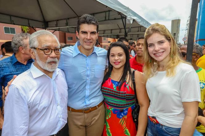 Na manhã desta sexta-feira (15), foi entregue à população o conjunto habitacional “Quinta dos Paricás”, no distrito de Icoaraci, em Belém. O governador do Estado, Helder Barbalho, o secretário nacional de habitação, Celso Toshiotmatsud e o prefeito municipal de Belém, Zenaldo Coutinho, estiveram presentes para fazer a entrega às famílias. Um empreendimento que teve um investimento de R$168 milhões de reais, todos do governo federal.

 FOTO: MARCO SANTOS / AGÊNCIA PARÁ
DATA: 15.03.2019
BELÉM - PA <div class='credito_fotos'>Foto: Marco Santos / Ag. Pará   |   <a href='/midias/2019/originais/fe098e5a-5e56-404b-8657-1e4208ea726b.jpg' download><i class='fa-solid fa-download'></i> Download</a></div>