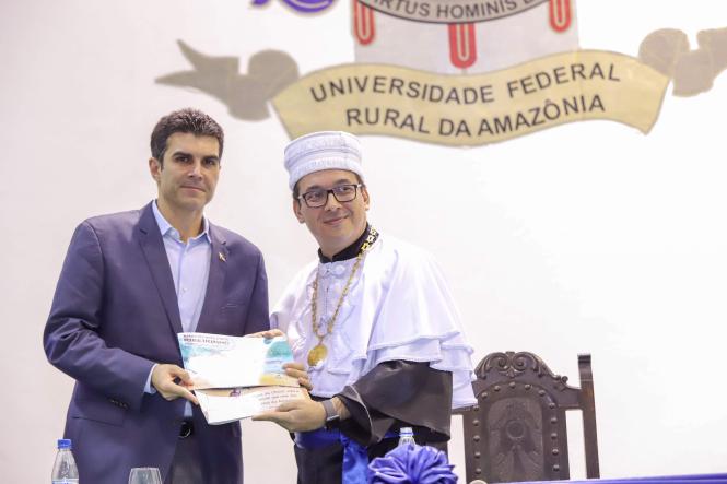 O governador do Estado do Pará, Helder Barbalho, juntamente com o vice Lúcio Vale, participou, na manhã desta quarta-feira (17), da entrega de outorga Doutor Honoris Causa, concedida pela Universidade Federal Rural da Amazônia (Ufra), a Anivaldo Vale. A cerimônia ocorreu na sede na universidade, como parte das comemorações dos 68 anos da instituição.

FOTO: MARCO SANTOS / AGÊNCIA PARÁ
DATA: 17.04.2019
BELÉM - PARÁ <div class='credito_fotos'>Foto: Marco Santos / Ag. Pará   |   <a href='/midias/2019/originais/fe33c25e-015f-48b4-b59b-9b0cfccc3759.jpg' download><i class='fa-solid fa-download'></i> Download</a></div>