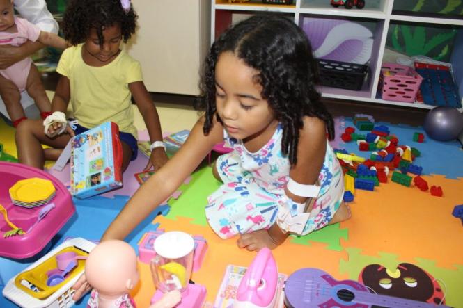 A rotina de assistência às crianças internadas no setor de Pediatria do Hospital Geral de Tailândia (HGT) está sendo bem diferente no feriadão do carnaval 2019 com a promoção de atividades lúdicas na área da “Brinquedoteca” onde eles podem assistir televisão, jogar game, leituras, contação de histórias  a produção de máscaras de carnavalescas e outras diversões monitoradas pela pedagoga Elizabett Gomes, que coordena o Grupo de Trabalho de Humanização (GTH).

FOTO: DIVULGAÇÃO
DATA: 03.03.2019
TAILÂNDIA - PA <div class='credito_fotos'>Foto: Divulgação   |   <a href='/midias/2019/originais/fe4e7495-6baa-4a6f-95df-44ec9fdaa1ce.jpg' download><i class='fa-solid fa-download'></i> Download</a></div>