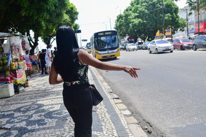 O número de registros de roubos a coletivos diminuiu em todo o Pará. Na capital, usuários do transporte público aprovam as medidas que vem sendo adotas e que refletem as reduções. No ponto de ônibus próximo a um dos cartões postais de Belém, a Praça do Relógio, é grande o fluxo de pessoas que utilizam o transporte público para se deslocarem para o trabalho, escola e demais atividades. Nas esquinas, viaturas policiais garantem a segurança e inibem não só o roubo a coletivos, mas diversos outros crimes.

FOTO: ELIELSON MODESTO / AGÊNCIA PARÁ
DATA: 14.05.2019
BELÉM - PARÁ
 <div class='credito_fotos'>Foto: Elielson Modesto / Ascom Segup   |   <a href='/midias/2019/originais/fe69a65c-a0dd-4ad0-8553-42c6b741b9e5.jpg' download><i class='fa-solid fa-download'></i> Download</a></div>