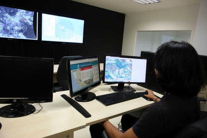 A Secretaria Estadual de Meio Ambiente e Sustentabilidade (Semas) alerta sobre a possibilidade de chuvas no mesmo período em que são esperadas marés com alturas elevadas nesta semana, em especial de terça-feira (19) até o domingo (24). Nesta segunda quinzena de março, na faixa norte do Pará, os modelos meteorológicos apontam tendência de chuvas com intensidade moderada a forte. Os eventos são decorrentes da atuação da Zona de Convergência Intertropical e outros sistemas meteorológicos coadjuvantes. 
FOTO: CARLOS SODRÉ / ARQUIVO AG. PARÁ
DATA: 18.03.2019
BELÉM - PARÁ <div class='credito_fotos'>Foto: CARLOS SODRÉ / ARQUIVO AG. PARÁ   |   <a href='/midias/2019/originais/fe9cc8e5-da3c-4e36-87a3-16ce81d061ac.jpg' download><i class='fa-solid fa-download'></i> Download</a></div>