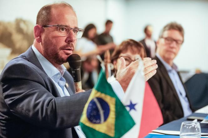 O vice-governador do Estado, Lúcio Vale, encerrou na tarde desta sexta-feira (12), em Belém, o Encontro de Secretários de Educação da Região Norte, realizado durante todo o dia em um hotel, no bairro do Marco. Durante o debate, os secretários elaboraram uma carta, direcionada ao Ministério da Educação (MEC), expondo as dificuldades da região e solicitando à União um olhar diferenciado para a Amazônia, no que se refere aos repasses para a educação. “Tenho acompanhado de perto a realidade da nossa educação, e sabemos que da forma como está não dá para continuar. Nosso governo tem nessa uma das suas prioridades. Mas, sem dúvida, precisa contar com o apoio da União para fazer frente aos seus desafios”, ressaltou o vice-governador.

FOTO: MARCELO SEABRA / AGÊNCIA PARÁ
DATA: 12.04.2019
BELÉM - PARÁ <div class='credito_fotos'>Foto: Marcelo Seabra / Ag. Pará   |   <a href='/midias/2019/originais/fea0645b-c53c-4b46-a4d0-18593964c49a.jpg' download><i class='fa-solid fa-download'></i> Download</a></div>