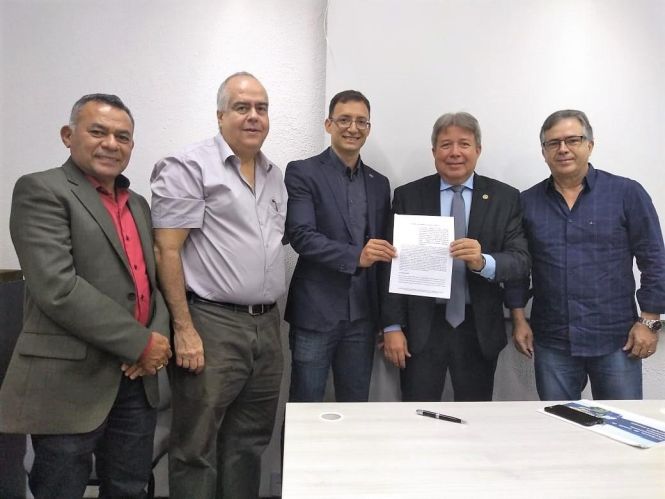 A assinatura de um convênio técnico entre o Sebrae e o Governo do Pará, por meio da Secretaria de Estado de Desenvolvimento Econômico (Sedeme) para ações conjuntas em prol do segmento das micros e pequenas empresas estaduais, marcou a 1ª reunião do Fórum das Microempresas e Empresas de Pequeno Porte do Estado do Pará (Femep).

FOTO: VALÉRIA NASCIMENTO
DATA: 05.05.2019
BELÉM -PARÁ <div class='credito_fotos'>Foto: Valéria Nascimento    |   <a href='/midias/2019/originais/fedc15aa-0881-4f6e-8401-8077b8922325.jpg' download><i class='fa-solid fa-download'></i> Download</a></div>