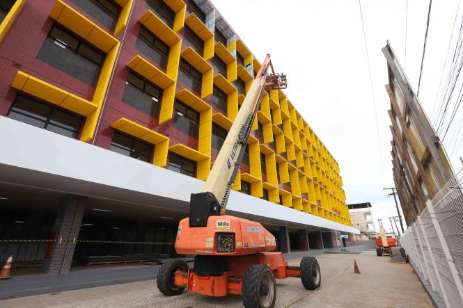 O governador Helder Barbalho esteve, na tarde da sexta-feira (22), no município de Itaituba, no sudoeste do Pará, cumprindo a agenda do programa Governo Por Todo o Pará. O chefe do Executivo Estadual percorreu as obras do Hospital Regional do Tapajós e da duplicação do perímetro urbano da Rodovia Transamazônica, e ainda visitou o hospital municipal.

FOTO: MARCO SANTOS / AG. PARÁ
DATA: 23.03.2019
ITAITUBA - PARÁ <div class='credito_fotos'>Foto: Marco Santos / Ag. Pará   |   <a href='/midias/2019/originais/fefca20a-3b23-405f-b2e3-ac5fb0400989.jpg' download><i class='fa-solid fa-download'></i> Download</a></div>