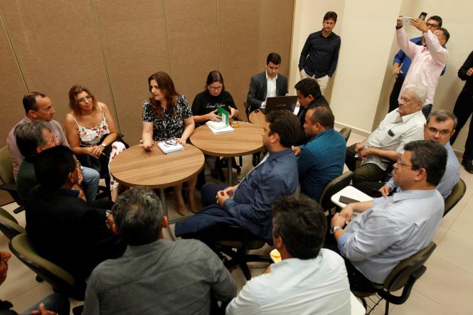 Representantes de pelo menos sete municípios da região sudeste do Pará puderam esclarecer dúvidas sobre licenciamento e fiscalização ambiental na manhã desta quarta-feira (3), durante reunião no Centro Regional de Governo, em Marabá. A ação fez parte da programação do Governo Por Todo Pará, e contou com a participação de representantes da Secretaria de Estado de Meio Ambiente e Sustentabilidade (Semas), Instituto de Desenvolvimento Florestal e da Biodiversidade do Pará (Ideflor-BIO) e Instituto de Terras do Pará (Iterpa).

FOTO MAYCON NUNES / AGENCIA PARA
DATA 03.04.2019
MARABA - PARA
 <div class='credito_fotos'>Foto: Maycon Nunes / Ag. Pará   |   <a href='/midias/2019/originais/ff18f99d-6687-4111-beae-c0cd10e4c730.jpg' download><i class='fa-solid fa-download'></i> Download</a></div>