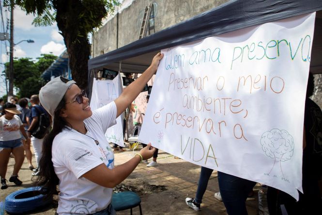 O “Ruas Verdes, uma iniciativa do Grupo de Pesquisa em Educação e Meio Ambiente (Grupema) e do Coletivo Jovem de Meio Ambiente, promoveu na sexta-feira (24) ações e troca de informações sobre meio ambiente no entorno do Centro de Ciências Sociais e Educação (CCSE), o Campus I da Universidade do Estado do Pará (Uepa), no bairro do Telégrafo, em Belém.

FOTO: NAILANA THIELY / ASCOM UEPA
DATA: 24.05.19
BELÉM-PARÁ <div class='credito_fotos'>Foto: Nailana Thiely/ Ag. Pará   |   <a href='/midias/2019/originais/ff202029-9c0a-4807-a62c-88695c17560a.jpg' download><i class='fa-solid fa-download'></i> Download</a></div>