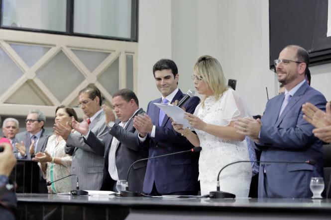 Helder Barbalho (foto) tomou posse como governador do estado do Pará para o quadriênio 2019-2022, ao lado do vice, Lúcio Vale. A sessão solene ocorreu na manhã desta terça-feira (1°), em Belém, no plenário Newton Miranda, da Assembleia Legislativa do Pará (Alepa), e contou com a participação de deputados estaduais e federais, prefeitos, vereadores, secretários escolhidos para compor o novo governo, bem como demais autoridades locais e lideranças dos mais diversos setores. Compuseram a mesa solene, a presidente em exercício da Alepa, a deputada estadual Cilene Couto, o Desembargador do Tribunal de Justiça do Estado do Pará, José Maria Teixeira do Rosário, o senador da República Jader Barbalho, a deputada federal Elcione Barbalho, o vice-prefeito de Belém, Orlando Reis, a presidente do Tribunal de Contas do Estado do Pará, conselheira Lourdes Lima, e o quarto secretário da mesa diretora da Alepa, deputado Soldado Tércio.

FOTO: MARCO SANTOS
DATA: 01.01.2019
BELÉM - PARÁ <div class='credito_fotos'>Foto: MARCO SANTOS   |   <a href='/midias/2019/originais/ff28269a-27e1-4e4e-92ad-adae0cda1337.jpg' download><i class='fa-solid fa-download'></i> Download</a></div>