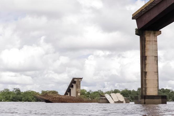 O governador Helder Barbalho convocou, neste sábado (6), representantes de diversos órgãos da segurança pública para discutir ações para acelerar o resgate as vítimas do acidente ocorrido na ponte sobre o Rio Moju, ocorrido nesta madrugada. A ponte em questão é a terceira (no sentido de saída de Belém) do complexo de quatro pontes da Alça Viária, localizada na rodovia PA-483. Ela desabou após uma balsa ter batido um de seus pilares. Dois veículos que passavam na via no momento da colisão, caíram no rio. 

FOTO: RAFAEL FERREIRA / DIVULGAÇÃO
DATA: 06.04.2019
MOJU - PA <div class='credito_fotos'>Foto: RAFAEL FERREIRA / DIVULGAÇÃO   |   <a href='/midias/2019/originais/ff39e563-e607-4dd8-b9ba-426bcde044e6.jpg' download><i class='fa-solid fa-download'></i> Download</a></div>