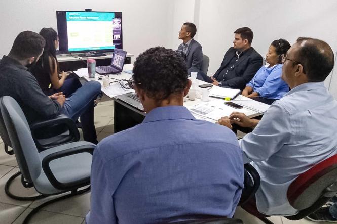 A Sedeme mobilizou os 17 órgãos e entidades que integram o Fórum das Micros e Pequenas Empresas do Pará (Femepe), e acompanhou por meio de videoconferência, na sede da Secretaria, em Belém, a 1ª Reunião Ordinária do Fórum Nacional das Microempresas e Empresas de Pequeno Porte (FPMPE), realizada em Brasília, pela Secretaria de Desenvolvimento da Micro e Pequena Empresa, Empreendedorismo e Artesanato, uma das sete secretarias especiais que agora compõe o Ministério da Economia, que por sua vez, reúne os antigos Ministérios da Fazenda, do Planejamento e da Indústria, Comércio Exterior e Serviços, além de absorver boa parte das funções do Ministério do Trabalho.

FOTO: VALÉRIA NASCIMENTO / ASCOM SEDEME
DATA: 28.02.2019
BELÉM - PA <div class='credito_fotos'>Foto: VALÉRIA NASCIMENTO / ASCOM SEDEME   |   <a href='/midias/2019/originais/ff3e3c4a-2587-4c18-82fd-fd4daff9873d.jpg' download><i class='fa-solid fa-download'></i> Download</a></div>