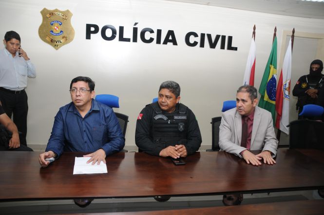 A Polícia Civil transferiu de Imperatriz, no interior do Maranhão, para Belém, nesta terça-feira (7), o preso Hilton Soares Souza Filho, 26 anos, conhecido como Hiltinho, acusado de ser responsável pela morte do humorista Ricardo Sena de Macedo, 37 anos. A vítima, que era conhecida como Ricardo Bomba, morreu no último dia 1º de maio, após ser agredida com soco e chutes no rosto pelo acusado

FOTO: ASCOM / POLICIA CIVIL
DATA: 07.05.2019
BELÉM - PARÁ <div class='credito_fotos'>Foto: Ascom / Policia Civil   |   <a href='/midias/2019/originais/ff70a267-7cd7-4588-8aca-cf955941ccc5.jpg' download><i class='fa-solid fa-download'></i> Download</a></div>