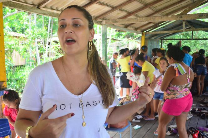 Alimentos não perecíveis, roupas, calçados, brinquedos e livros foram entregues a moradores ribeirinhos pela Secretaria de Estado de Segurança Pública e Defesa Social (Segup), por meio do Grupamento Fluvial (Gflu), e apoio do movimento de voluntários denominado Grupo de Coração. A entrega aconteceu na manhã desta sexta-feira, 4, partindo da sede do Grupamento até a ilha Urubuoca, localizada na frente do Distrito de Icoaraci. Cerca de 25 famílias se beneficiaram com a ação. Todas elas possuem crianças ou jovens inseridos no projeto social Ribeirinho da Paz, promovido há oito anos pelo Gflu em parceria com a Companhia Fluvial. Na foto, Daniela Mourya.

FOTO: ELIELSON MODESTO / ASCOM SEGUP
DATA: 04.01.2019
ICOARACI - PARÁ <div class='credito_fotos'>Foto: Elielson Modesto / Ascom Segup   |   <a href='/midias/2019/originais/ff7fb1d9-3717-487b-9356-fc55d98858f7.jpg' download><i class='fa-solid fa-download'></i> Download</a></div>