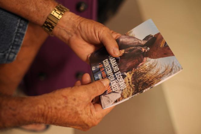 Quem passou pelos terminais hidroviário e rodoviário da capital, na segunda-feira (28), recebeu orientações sobre como identificar e agir diante de uma situação análoga a escravidão. A ação integrou a programação alusiva ao Dia Nacional de Combate ao Trabalho Escravo, promovida pela Comissão Estadual para Erradicação do Trabalho Escravo (Coetrae-PA), colegiado presidido pela Secretaria de Justiça e Direitos Humanos (Sejudh).

FOTO: WAGNER ALMEIDA / Ascom Sejudh
DATA: 29.01.2019
BELÉM - PARÁ <div class='credito_fotos'>Foto: Wagner Almeida/ Ascom Sejudh   |   <a href='/midias/2019/originais/ffa35764-af4d-4346-a6e7-38cdc882b46f.jpg' download><i class='fa-solid fa-download'></i> Download</a></div>