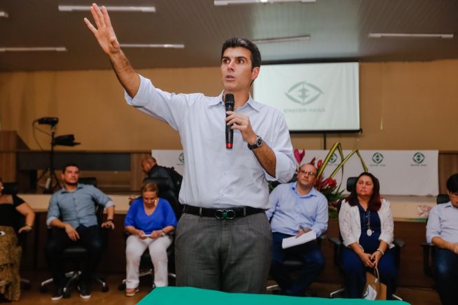 O município de Marituba, na Região Metropolitana de Belém (RMB), deverá ganhar, em breve, um complexo cultural, de lazer, turismo e negócios, a ser construído por meio de uma parceria entre a Prefeitura local e o governo do Estado. O primeiro passo para a implementação do projeto foi dado na tarde desta quarta-feira (17), quando o governo do Estado oficializou a cessão de uma área que pertencia à Empresa de Assistência Técnica e Extensão Rural do Estado (Emater-PA) para a gestão municipal. O ato contou com a participação do governador Helder Barbalho, de secretários estaduais e de representantes do município, que se reuniram no auditório da Emater, no KM-12 da Rodovia BR-316.

FOTO: MARCELO SEABRA ;/ AGÊNCIA PARÁ
DATA: 17.04.2019
MARITUBA - PARÁ <div class='credito_fotos'>Foto: Marcelo Seabra / Ag. Pará   |   <a href='/midias/2019/originais/ffab9635-ad7e-4dbe-b2d3-435df7938323.jpg' download><i class='fa-solid fa-download'></i> Download</a></div>