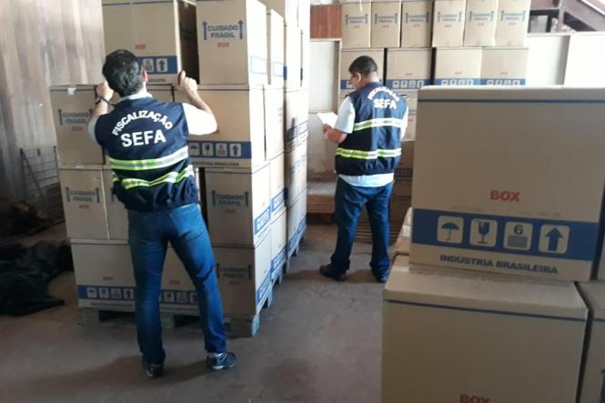 Servidores da Secretaria da Fazenda da unidade de mercadorias em trânsito de Carajas, no sudeste do Estado, apreenderam, na BR-222, em Marabá, um caminhão transportando 130 caixas de cigarros sem  nota fiscal. A ocorrência foi na quarta-feira (27).



FOTO: ASCOM / SEFA
DATA: 28.03.2019
MARABÁ - PARÁ <div class='credito_fotos'>Foto: Ascom Sefa   |   <a href='/midias/2019/originais/ffd60acb-cd9d-4431-a2cf-0d9f3396ac62.jpg' download><i class='fa-solid fa-download'></i> Download</a></div>