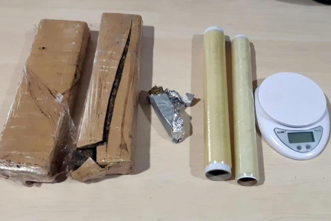 Policiais civis da Divisão Estadual de Narcóticos (Denarc) desarticularam, na tarde desta quinta-feira (10), um esquema de tráfico de entorpecentes com a prisão do entregador e do recebedor de uma quantidade de maconha, em formato prensado. A droga seria distribuída no bairro de São Brás, em Belém. Foram presos em flagrante Raimundo Teles de Medeiros, de apelido "Smigle", e Waldir Oliveira Araújo, por tráfico e associação para o tráfico de entorpecentes. Com os dois, foram apreendidos cerca de dois quilos de substância semelhante à maconha. 

FOTO: ASCOM POLÍCIA CIVIL
DATA: 10.01.2019
BELÉM - PARÁ <div class='credito_fotos'>Foto: Polícia Civil   |   <a href='/midias/2019/originais/ffd7b378-147d-40b1-86b4-68f153d05db7.jpg' download><i class='fa-solid fa-download'></i> Download</a></div>
