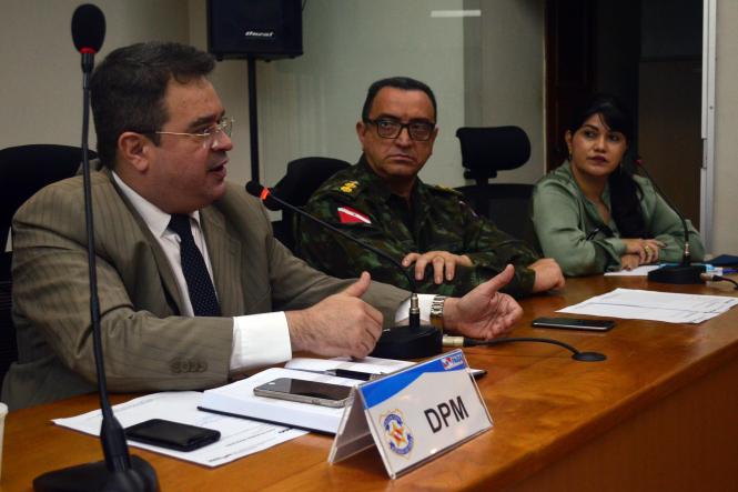 Para garantir a segurança e a tranquilidade dos torcedores do Remo e Paysandu, que jogam pelo Campeonato Paraense de Futebol (Parazão) no próximo domingo (17), foi estabelecido um esquema de ações em reunião nesta quarta-feira (13). As estratégias foram definidas entre a Secretaria de Estado de Segurança Pública e Defesa Social do Pará (Segup), órgãos da segurança estadual, municipal e Ministério Público do Estado (MPE).

FOTO: ELIELSON MODESTO / ASCOM SEGUP
DATA: 13.02.2019
BELÉM - PARÁ <div class='credito_fotos'>Foto: Elielson Modesto / Ascom Segup   |   <a href='/midias/2019/originais/fff45521-83fd-4ec9-8faf-53b525fbddff.jpg' download><i class='fa-solid fa-download'></i> Download</a></div>