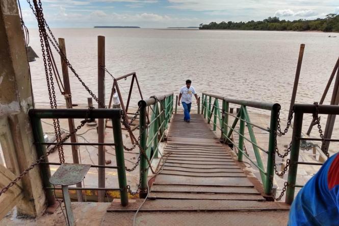 Já estão em andamento os serviços de resgate e recuperação do flutuante do Porto de Camará, em Salvaterra, na Ilha do Marajó, que submergiu neste último domingo (13). Técnicos da Setran acompanham os trabalhos realizados por equipes da empresa Bannach Navegação, com vistas à normalização dos embarques e desembarques a partir desta quarta-feira (16). 

FOTO: ASCOM / SETRAN
DATA: 17-01-2019
BELÉM - PA  
 <div class='credito_fotos'>Foto: ASCOM SETRAN   |   <a href='/midias/2019/originais/fff4cee1-7384-4c89-a9ff-c4caf656b7a1.jpg' download><i class='fa-solid fa-download'></i> Download</a></div>