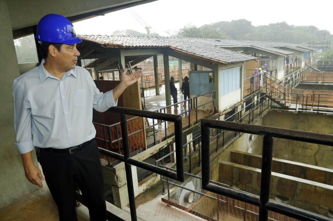 As obras nos filtros do Complexo Bolonha, responsável por 65% do abastecimento de toda a Região Metropolitana de Belém, seguem aceleradas para que o serviço seja 100% normalizado. Em coletiva realizada na tarde desta segunda-feira (15), a Compania de Saneamento do Pará (Cosanpa) informou que, além deste trabalho, outras obras de infraestrutura estão em execução. O objetivo principal é recuperar a produção de água nos 16 filtros do sistema, que funciona apenas com oito atualmente.

FOTO: JADER PAES / AGÊNCIA PARÁ
DATA: 15.04.2019
BELÉM - PARÁ <div class='credito_fotos'>Foto: JADER PAES / AGÊNCIA PA   |   <a href='/midias/2019/originais/fff75e31-7799-45cd-9470-798139917a0c.jpg' download><i class='fa-solid fa-download'></i> Download</a></div>