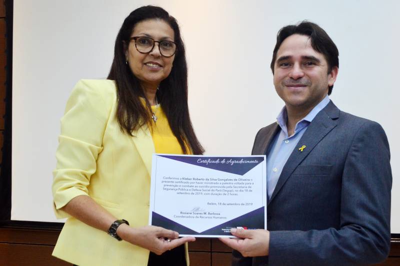 Rosiane soares entregando certificado de agradecimento ao palestrante  