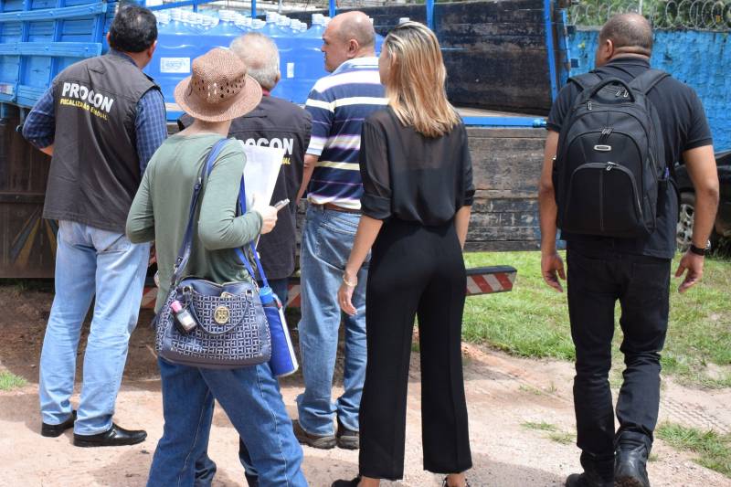 Agentes do Procon Estadual, vinculado à Secretaria de Estado de Justiça e Direitos Humanos (Sejudh)