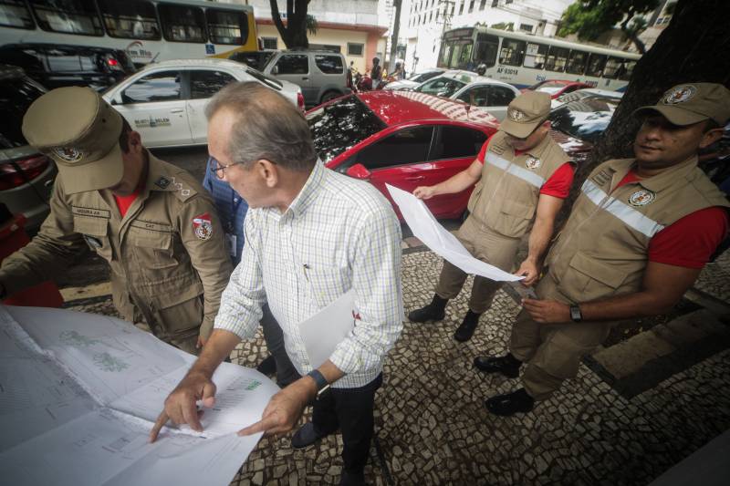 Representantes da Diretoria da Festa e um engenheiro da empresa responsável pela estrutura acompanharam a vistoria